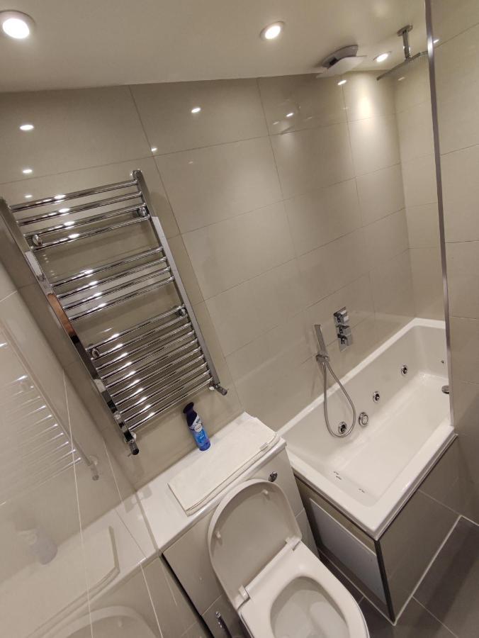 Modern 2 Bedroom Flat With Private Outdoor Terrace Londra Esterno foto